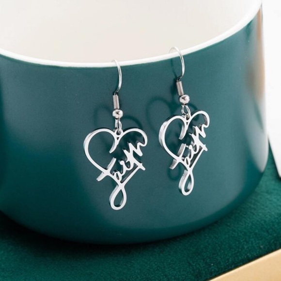 💗Faith 💗 heart earrings​​​​​​​​​